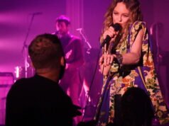 Musik. Vanessa Paradis: sebelum konsernya di Zénith dia berbicara tentang album dan panggungnya