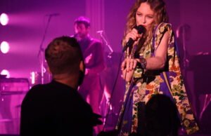 Musik. Vanessa Paradis: sebelum konsernya di Zénith dia berbicara tentang album dan panggungnya