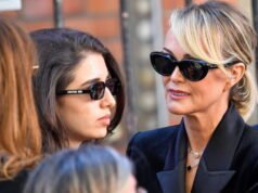 Nagui, Laeticia Hallyday dan Claude Lelouch mengelilingi kedua putrinya