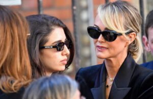 Nagui, Laeticia Hallyday dan Claude Lelouch mengelilingi kedua putrinya