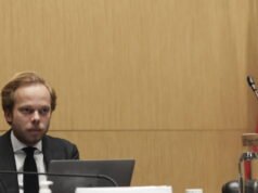 Kebijakan. Penggabungan dan penghentian saluran: Charles Alloncle merekomendasikan pemotongan siaran publik