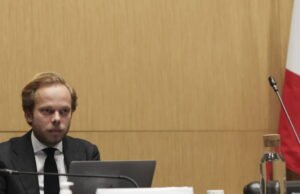 Kebijakan. Penggabungan dan penghentian saluran: Charles Alloncle merekomendasikan pemotongan siaran publik