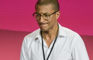 sabung ayam antara Karim Bouamrane dan Master Poulet