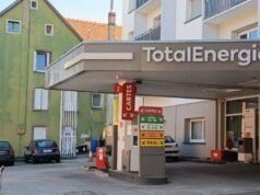 Menyimpan. Harga bahan bakar membebani kehidupan sehari-hari para pengendara yang kecewa