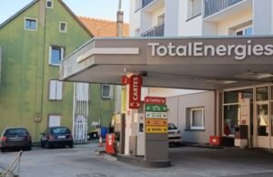 Menyimpan. Harga bahan bakar membebani kehidupan sehari-hari para pengendara yang kecewa