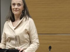 Keadilan. Berfokus pada lagu mesum, Delphine Ernotte akan mengajukan keluhan terhadap Patrick Sébastien