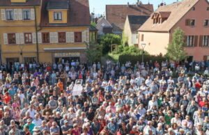 di Soultz, di antara penonton yang mendukung Cécile Kohler dan Jacques Paris