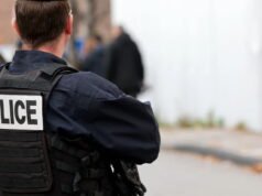 Lyon. Sekembalinya ke rumah bersama kedua anaknya, seorang wanita terluka oleh peluru nyasar