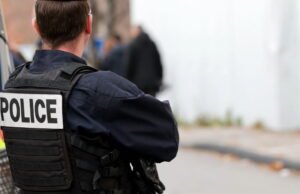 Lyon. Sekembalinya ke rumah bersama kedua anaknya, seorang wanita terluka oleh peluru nyasar