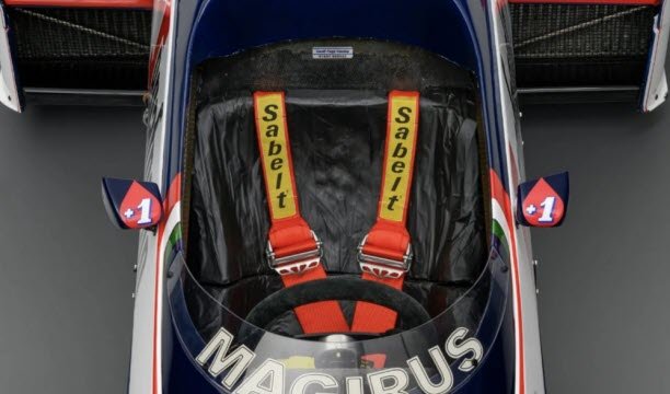 Ditawarkan dalam kondisi berfungsi dan dilengkapi dengan mesin Hart 415T yang sesuai dengan aslinya.