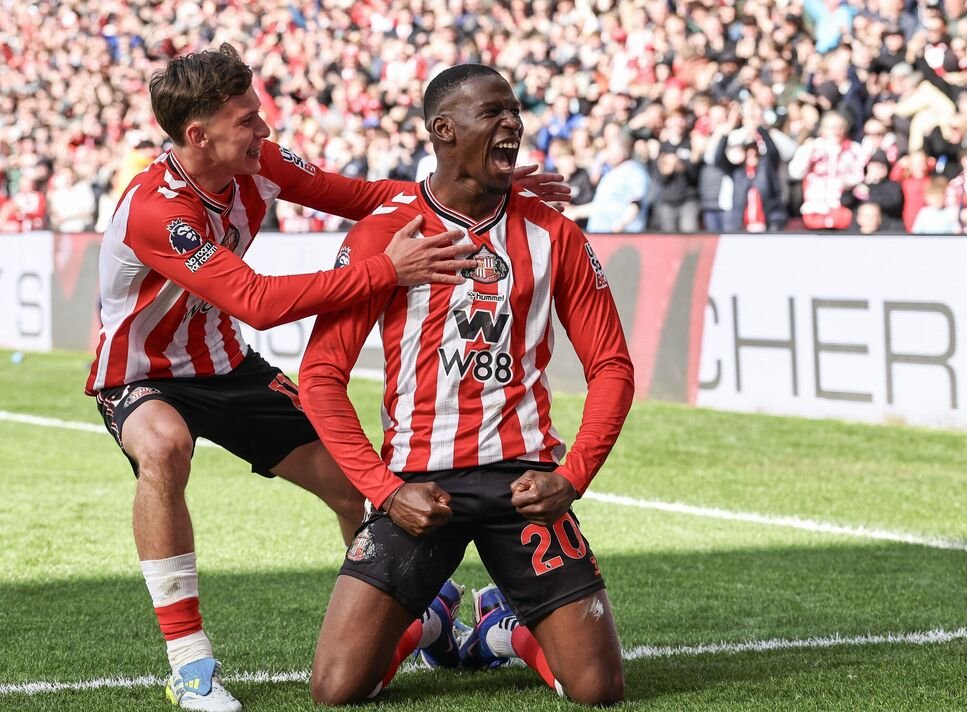 Chris Rigg dan Nordi Mukiele merayakan gol