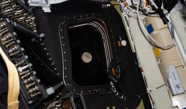 Dalam foto dari NASA ini, kita melihat bulan melalui jendela pesawat ruang angkasa Orion pada hari Senin. Foto Sipa