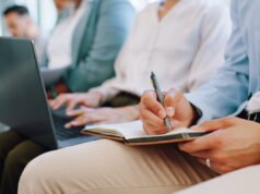 “Kami menemukan bahwa video tersebut telah direkam dan ditranskrip”: ekses dari notulen rapat yang dibuat IA