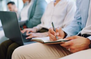 “Kami menemukan bahwa video tersebut telah direkam dan ditranskrip”: ekses dari notulen rapat yang dibuat IA