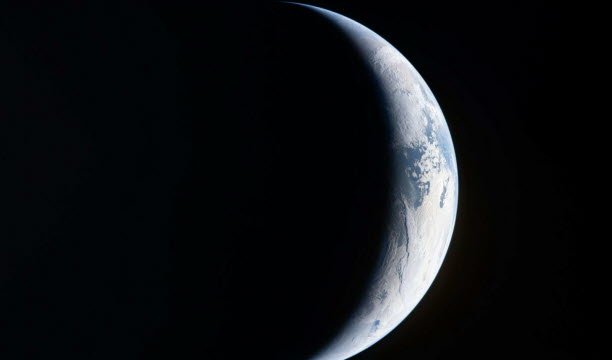 Sebuah pecahan Bumi menonjol dalam kegelapan ruang angkasa dalam foto yang diambil oleh anggota kru Artemis II melalui jendela pesawat ruang angkasa Orion. Foto Sipa/Nasa/UPI/Shutterstock