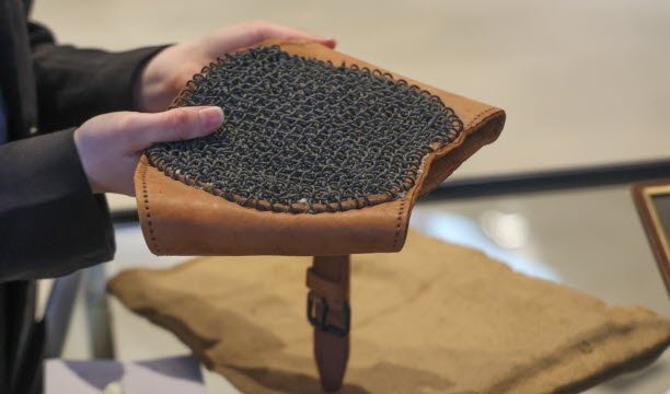 Sepotong bahu senapan mesin dari prajurit senapan mesin Marin Falque, kakek buyut Maxime. Sepotong kulit dan rantai surat ini membantu melindungi prajurit dari berat dan panas senjata. Foto Jean-François Frey