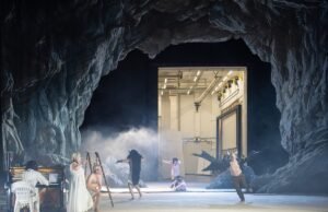 “Gunung Vampir” oleh Philippe Quesne