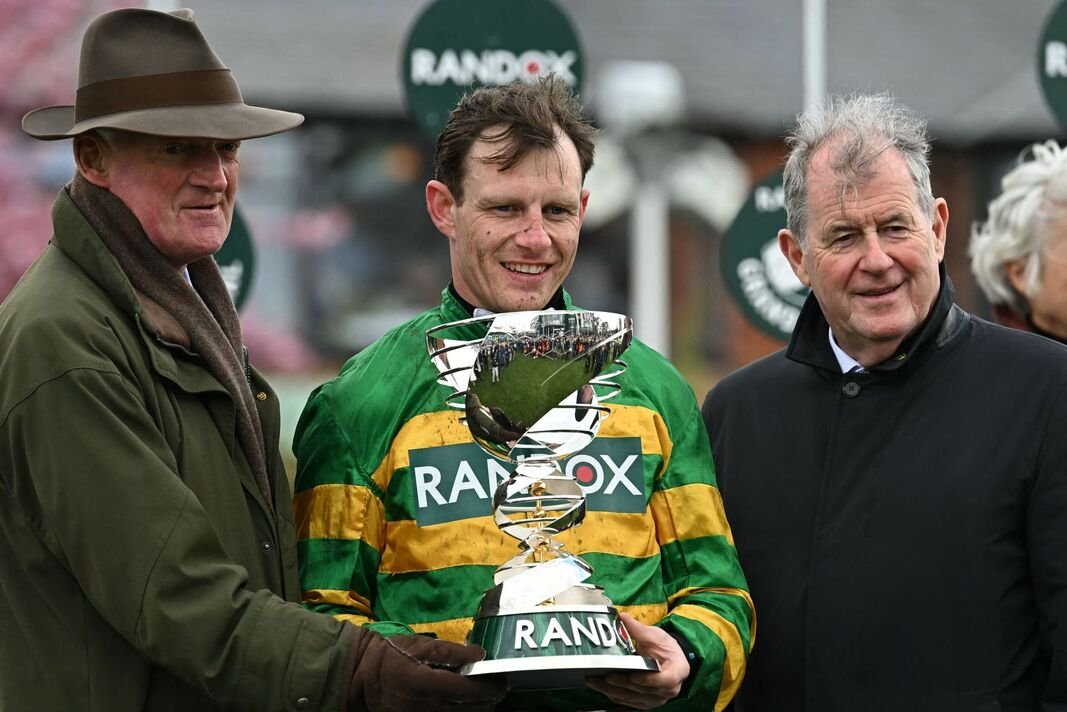 Willie Mullins dan Paul Townend memegang trofi